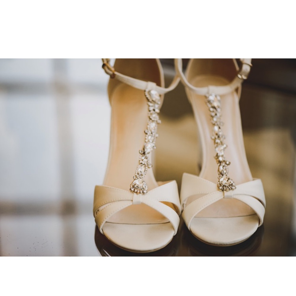 David’s Bridal Lulu Mivory bridal wedges EUC